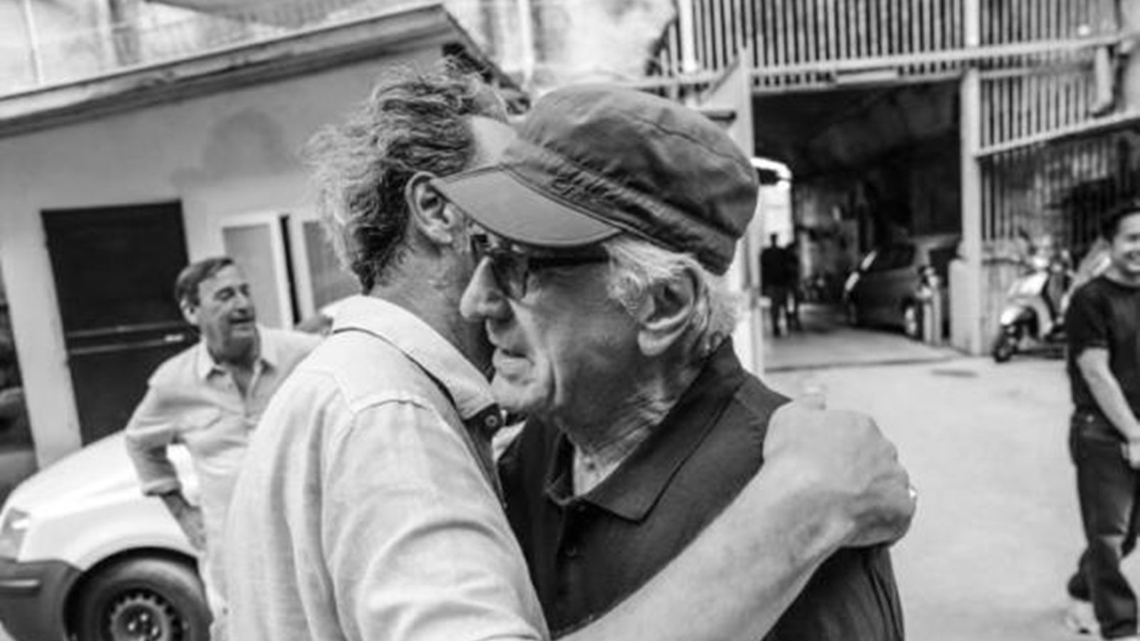 Paolo Sorrentino abbraccia Robert De Niro durante la visita dell'attore al set del suo nuovo film
