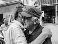 Paolo Sorrentino abbraccia Robert De Niro durante la visita dell'attore al set del suo nuovo film