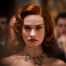 Finalmente l'alba: Lily James in un primo piano