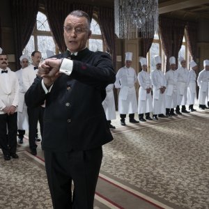 The Palace: Oliver Masucci durante una scena del film