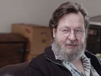 Lars von Trier annuncia con un video: 'Sto cercando una fidanzata/musa'