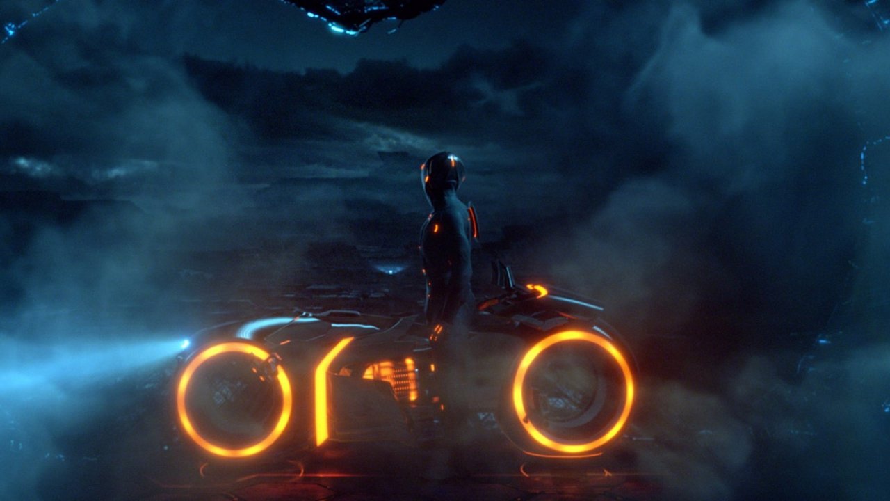 Tron: Ares, Joachim Rønning conferma che le riprese sono posticipate e 150 membri della troupe senza lavoro