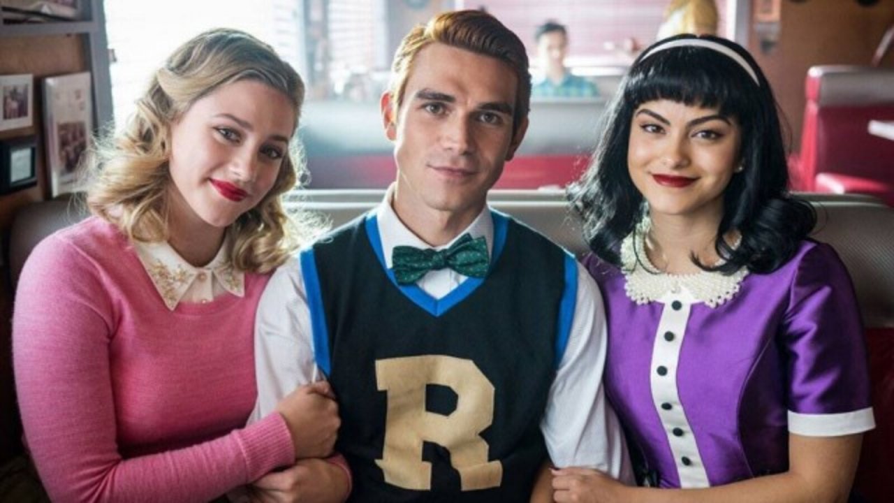 Riverdale, una star paragona le assurdità dello show al MCU: 'Nessuno si lamenta di un procione nello spazio'