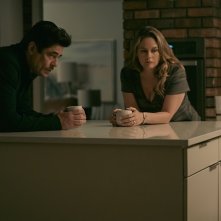 Reptile: Benicio del Toro e Alicia Silverstone in una foto del film