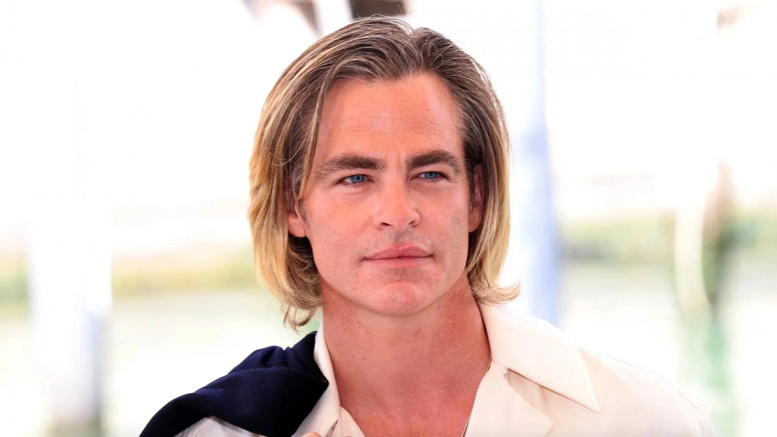 Chris Pine è in vacanza in Sardegna in compagnia di una misteriosa bruna [FOTO]