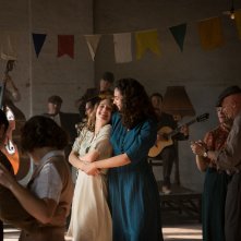 La bella estate: Yile Yara Vianello e Deva Cassel in una scena di ballo