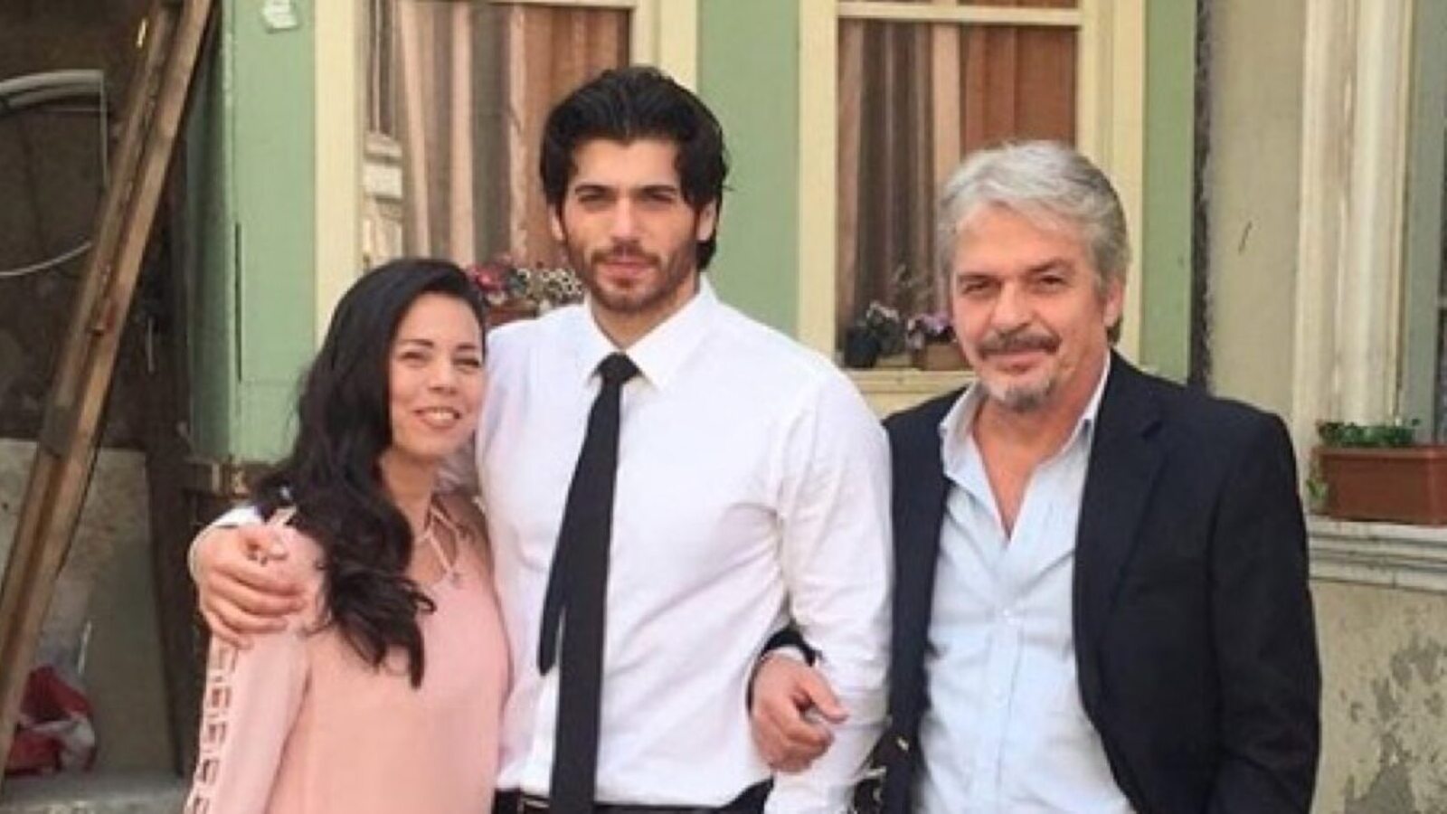 Can Yaman in lutto per la morte del nonno: l'attore vola in Turchia dalla famiglia