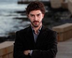 Il giovane Montalbano 2: trama e cast di La stanza numero 2, stasera su Rai1 in replica