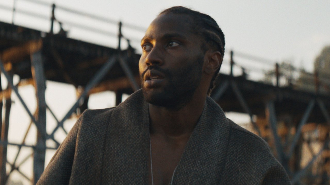 The Creator: John David Washington nel nuovo poster dello sci-fi di Gareth Edwards