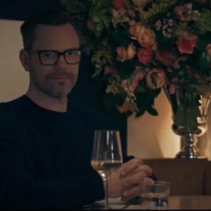 The Bear 2: Joel McHale in una scena