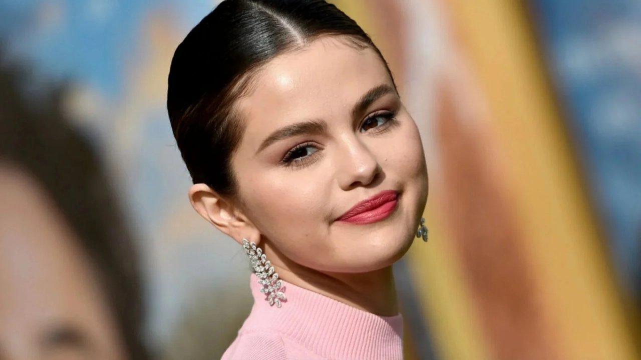 Selena Gomez lancia il suo nuovo singolo imitando una scena iconica di Sex and the City