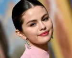 Selena Gomez lancia il suo nuovo singolo imitando una scena iconica di Sex and the City