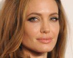 Angelina Jolie, svelato il misterioso tatuaggio al dito medio che ha scatenato tante supposizioni