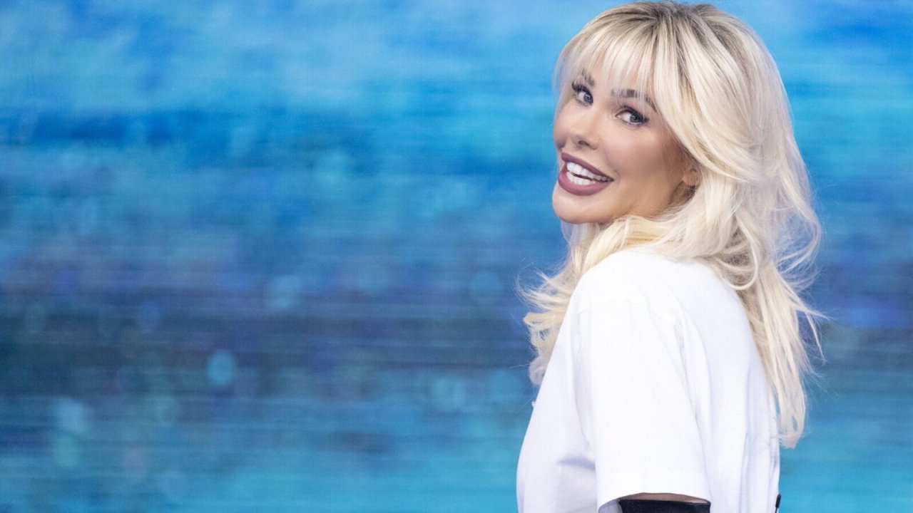 Ilary Blasi fuori da Mediaset per decisione di Pier Silvio Berlusconi, Maria De Filippi può salvarla?