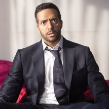 Bugiardo seriale: Tarek Boudali in una scena