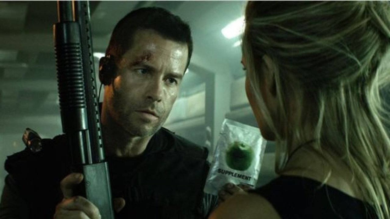 Lockout stasera su Rai 4: trama e cast del thriller di fantascienza prodotto da Luc Besson