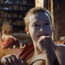 Dogman: Caleb Landry Jones in una scena