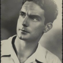 Italo Calvino - lo scrittore sugli alberi: una foto d'archivio