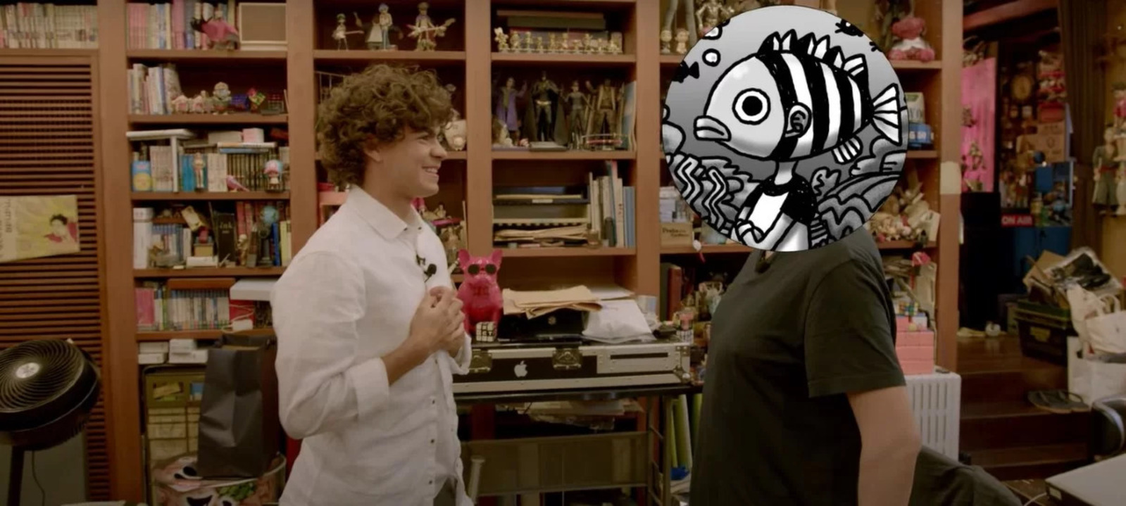 ONE PIECE, il team del live-action Netflix regala un simpaticissimo lumacofono a Eiichiro Oda (VIDEO)