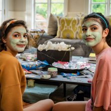 Non sei invitata al mio Bat Mitzvah: Samantha Lorraine e Sunny Sandler in una scena del film