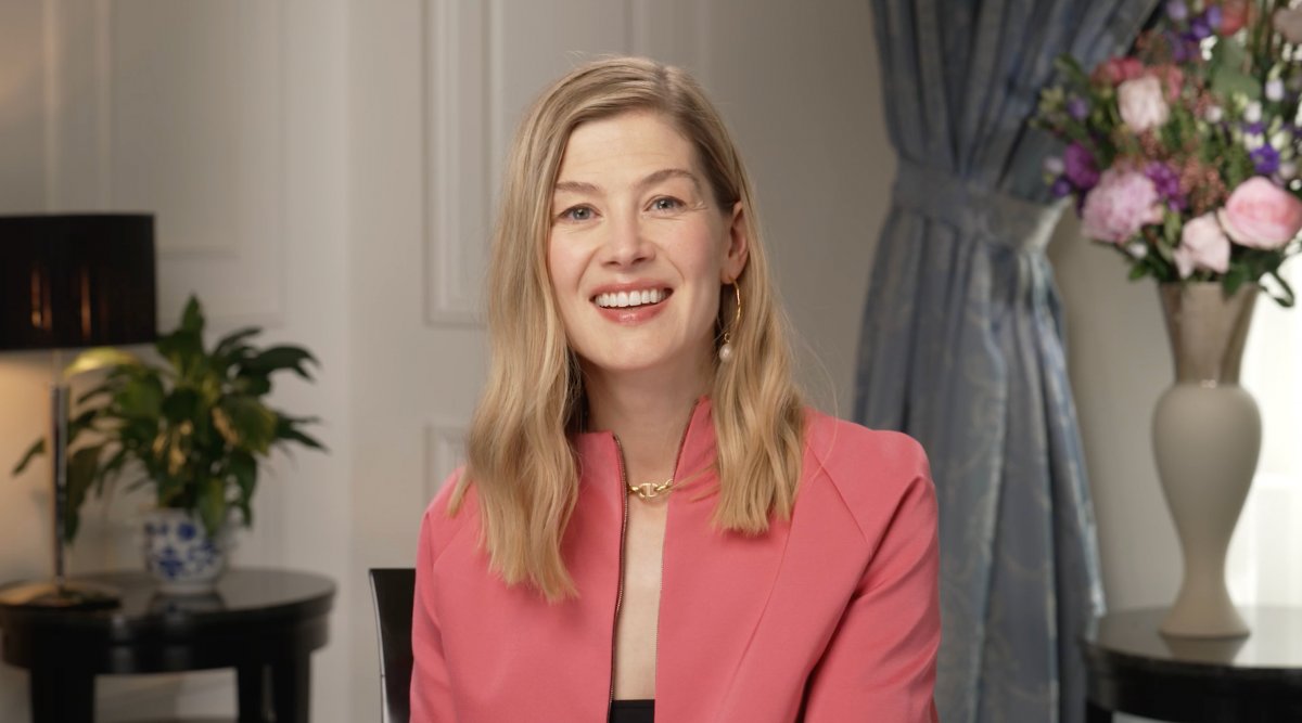 La Ruota del Tempo 2, Rosamund Pike: "Trovare il Drago Rinato è come scoprire la bomba atomica!"