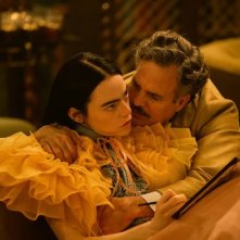 Povere creature!: Emma Stone con Mark Ruffalo in una scena del film