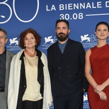 El Conde: il cast in una foto durante il photocall alla Mostra Internazionale d’Arte Cinematografica di Venezia 80