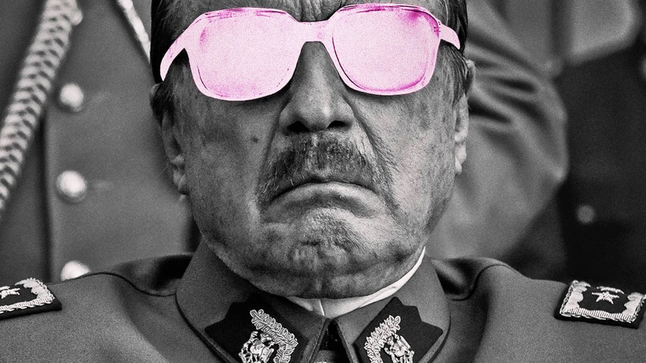 El Conde, recensione: il volto mostruoso del potere secondo Pablo Larraín