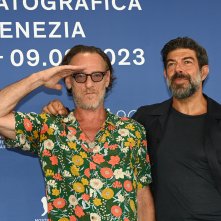 Comandante: Pierfrancesco Favino e Massimiliano Rossi durante il photocall alla Mostra Internazionale d’Arte Cinematografica di Venezia 80