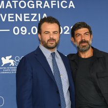 Comandante: Pierfrancesco Favino e il regista Edoardo De Angelis durante il photocall alla Mostra Internazionale d’Arte Cinematografica di Venezia 80