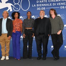 Dogman: il cast in una foto durante il photocall della Mostra Internazionale d’Arte Cinematografica di Venezia 80