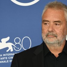 Dogman: Luc Besson durante il photocall della Mostra Internazionale d’Arte Cinematografica di Venezia 80