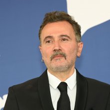 Hollywoodgate: Talal Derki durante il photocall della Mostra Internazionale d’Arte Cinematografica di Venezia 80