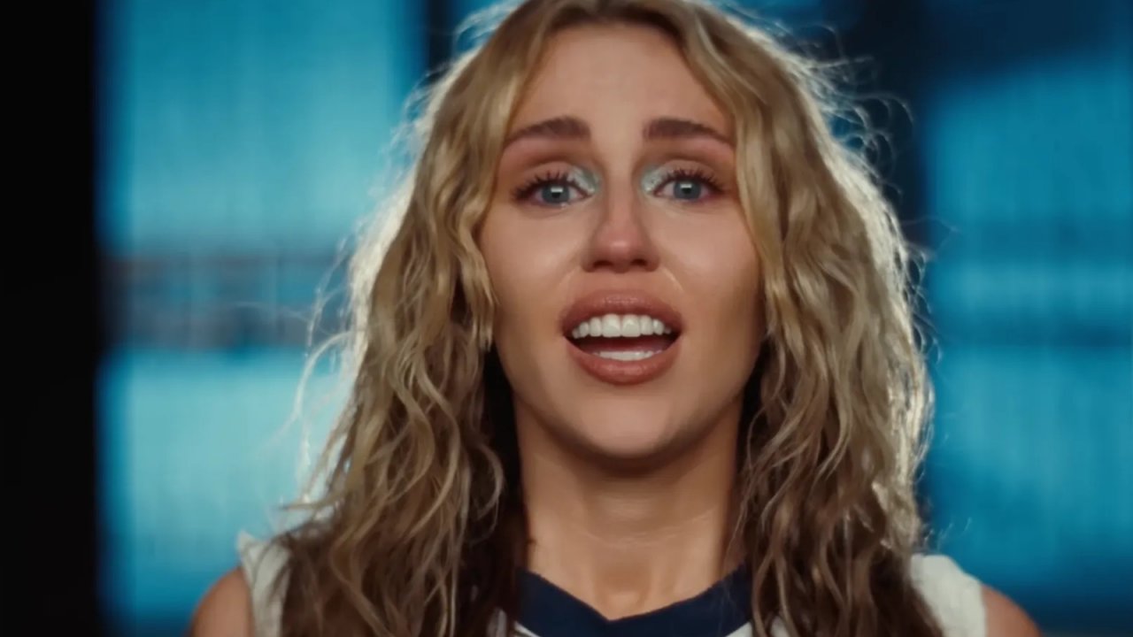 Miley Cyrus torna sullo scandalo delle foto quasi nuda a 15 anni: 'Non ero più Hanna Montana'