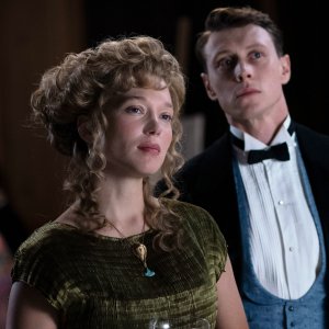 The Beast: Léa Seydoux e George MacKay in una scena