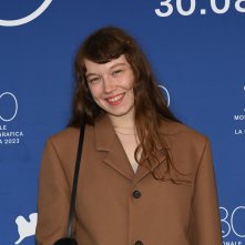 Explantion for Everything: Lilla Kizlinger durante il photocall della Mostra d'Arte Cinematografica di Venezia 80