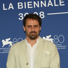 Explantion for Everything: il regista Gabor Reisz durante il photocall della Mostra d'Arte Cinematografica di Venezia 80