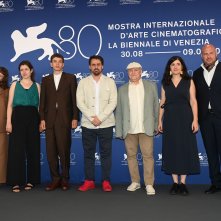 Explantion for Everything: il cast in una foto durante il photocall della Mostra d'Arte Cinematografica di Venezia 80