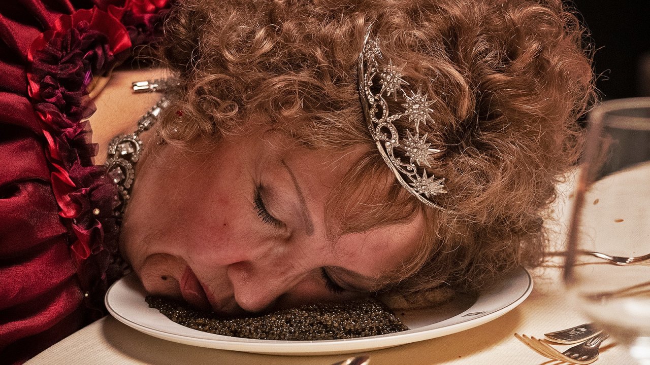 The Palace, la recensione: Roman Polanski firma il suo Vacanze di Natale