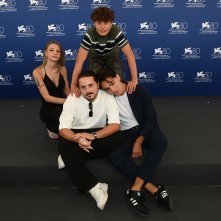 Una sterminata domenica: il cast in una foto alla Mostra d'Arte Cinematografica di Venezia 80