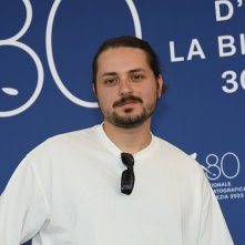 Una sterminata domenica: il regista Alain Perroni durante il photocall della Mostra d'Arte Cinematografica di Venezia 80