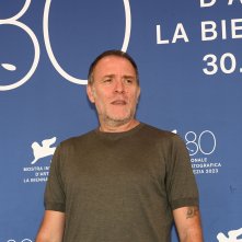 Adagio: Valerio Mastandrea durante il photocall della Mostra d'Arte Cinematografica di Venezia 80