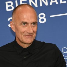 Adagio: Stefano Sollima durante il photocall della Mostra d'Arte Cinematografica di Venezia 80