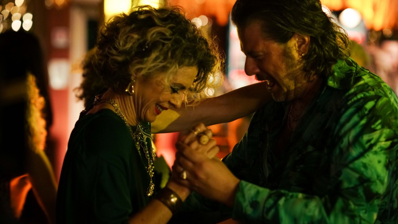 Edoardo Pesce e Margarita Rosa De Francisco danzano in una scena di El Paraiso