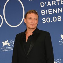 The Palace: Oliver Masucci durante il photocall della Mostra d'Arte Cinematografica di Venezia 80