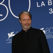 La terra promessa: Mads Mikkelsen in una foto della Mostra d'Arte Cinematografica di Venezia 80