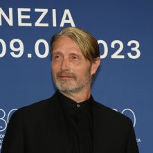 La terra promessa: Mads Mikkelsen al photocall della Mostra d'Arte Cinematografica di Venezia 80