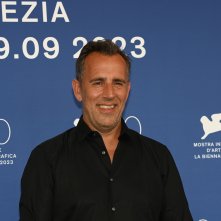 La terra promessa: il regista Nikolaj Arcel durante il photocall della Mostra d'Arte Cinematografica di Venezia 80