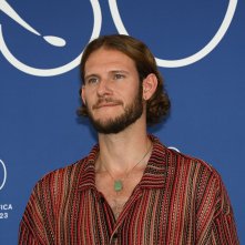 La terra promessa: Simon Bennebjerg durante il photocall della Mostra d'Arte Cinematografica di Venezia 80
