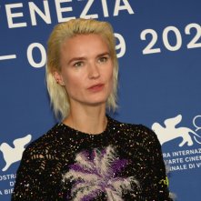 La terra promessa: Amanda Collin durante il photocall della Mostra d'Arte Cinematografica di Venezia 80